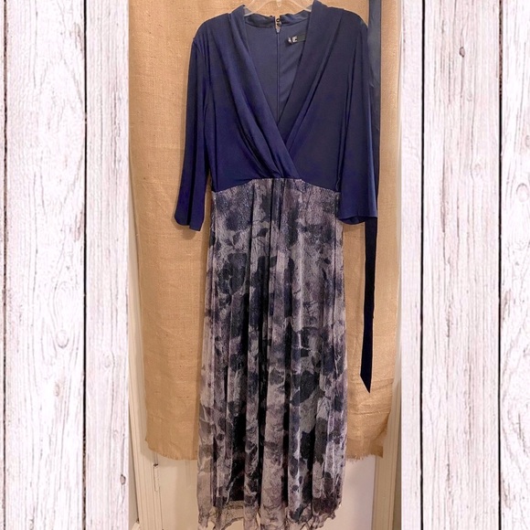 Leslie Fay Navy sequined 💿 evening dress! Perfect for WEDDING💍 season 💙 or Prom! - Picture 2 of 9